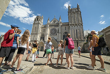 Groupe de jeunes regardant une cathédrale