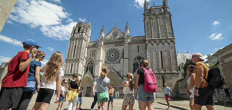 Groupe de jeunes regardant une cathédrale