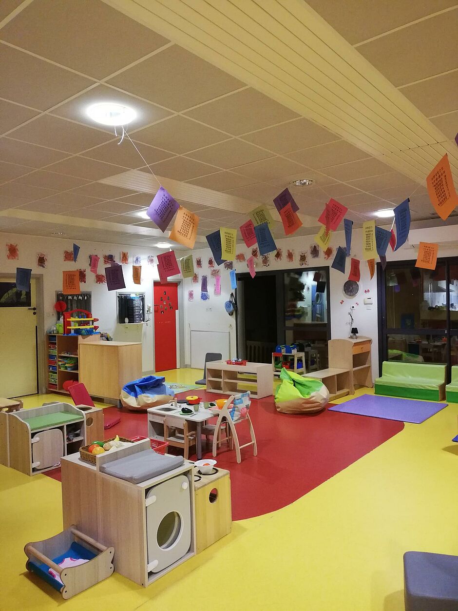 Salle de vie de la Crèche multi-accueil Croq'lune de Jaunay-Marigny - Agrandir l'image (fenêtre modale)