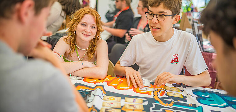 Jeunes jouant à un jeu de société