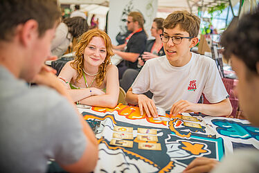 Jeunes jouant à un jeu de société