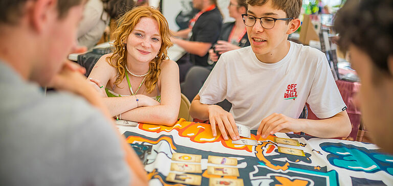 Jeunes jouant à un jeu de société