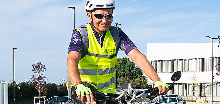Homme faisant du vélo