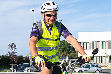 Homme faisant du vélo