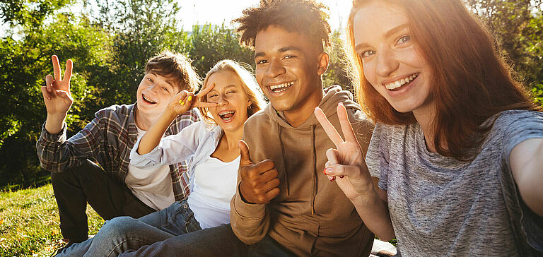 Groupe de jeunes personnes faisant un selfie
