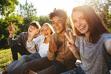 Groupe de jeunes personnes faisant un selfie