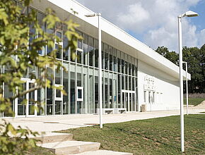 Bâtiment extérieur de la piscine de Lusignan - Agrandir l'image (fenêtre modale)