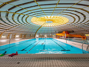 Nageur nageant le crawl dans la piscine de Chauvigny - Agrandir l'image (fenêtre modale)