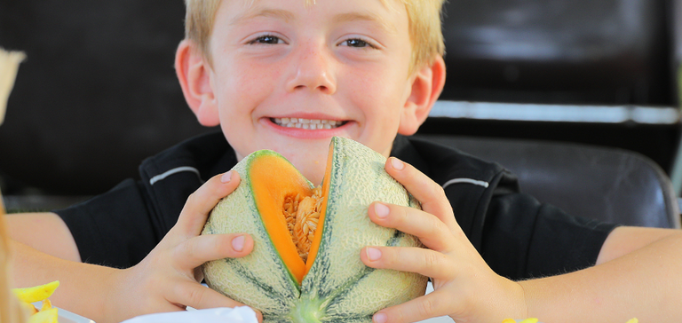Enfant mangeant un melon