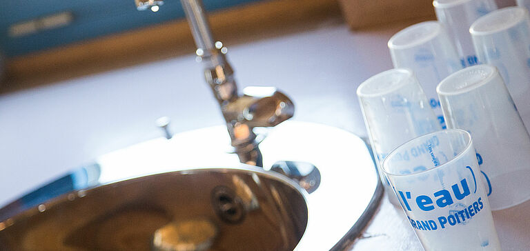 Robinet d’eau métallique et verres d'eau