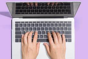 Une personne est en train de taper à l'ordinateur