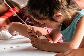 Photo d'une enfant faisant des loisirs créatifs