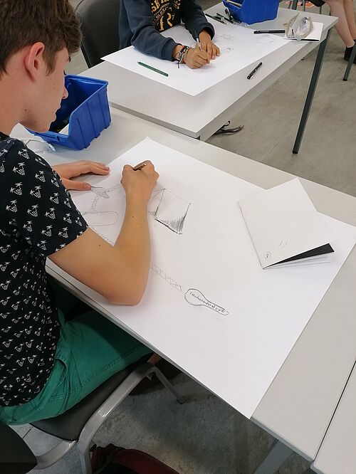 Enfant dessinant