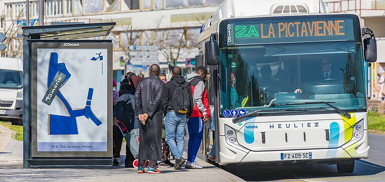 Personnes attendant un bus à un arrêt de bus
