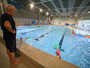 Cours de natation dans la piscine de Lusignan - Agrandir l'image (fenêtre modale)