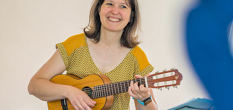 Femme jouant de la guitard