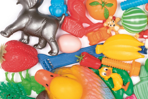 Extrait de la couverture du livre "Bric à Brac" de Maria Jalibert - Plein de jouets colorés sont posés sur une surface blanche