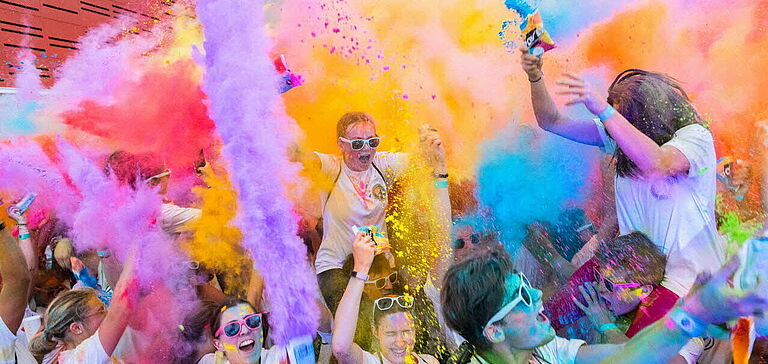 Groupe de personnes participant au color campus