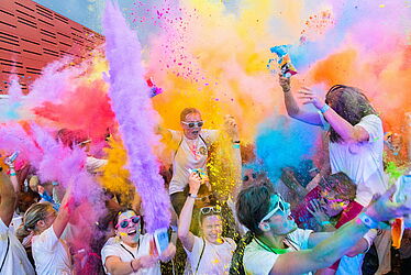 Groupe de personnes participant au color campus