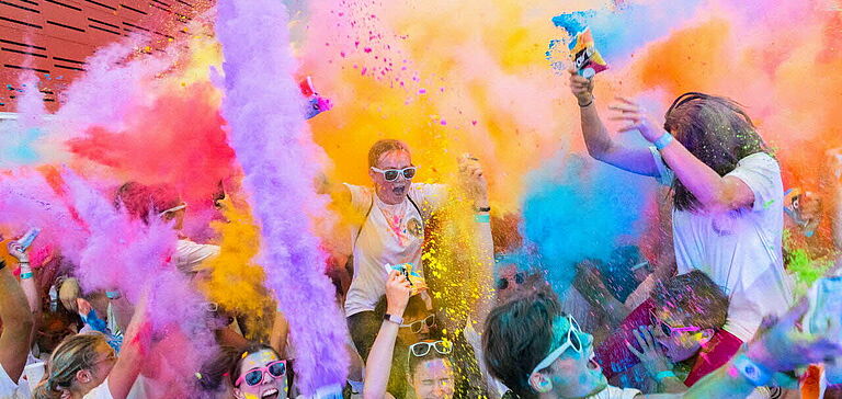 Groupe de personnes participant au color campus