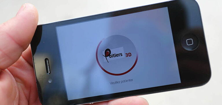 Personne utilisant l'application "Poitiers 3D" sur un téléphone