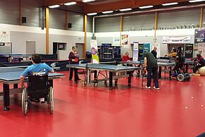 Pratique du tennis de table en fauteuil roulant