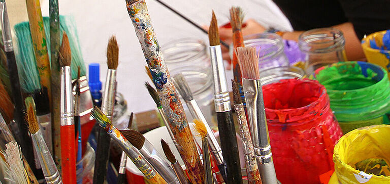 Pinceaux et pots de peinture
