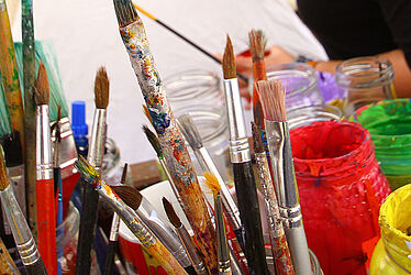 Pinceaux et pots de peinture