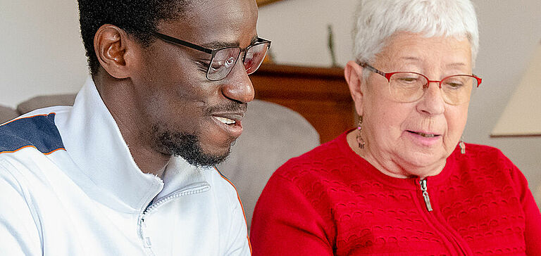 Homme avec une personne âgée