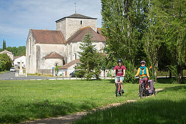 2 personnes faisant du vélo en extérieur