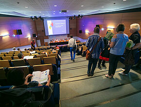 Assemblée Générale dans une salle - Agrandir l'image (fenêtre modale)