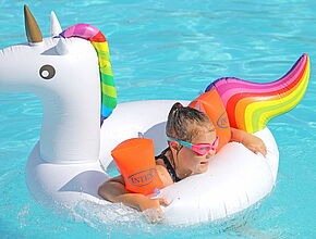 Enfant dans la piscine de Sanxay - Agrandir l'image (fenêtre modale)