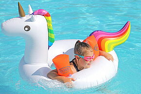 Enfant dans la piscine de Sanxay