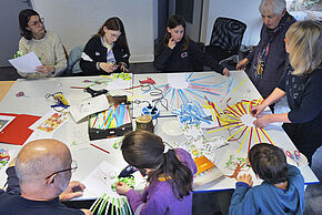 photo de personnes participant à un atelier créatif