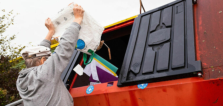 Homme vidant ses déchets volumineux à la déchetterie