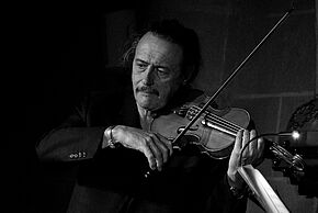 Photo Dominique Pifarély qui joue du violon