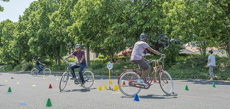 Personnes faisant du vélo dans une zone de pratique