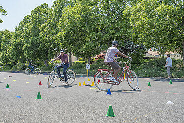 Personnes faisant du vélo dans une zone de pratique