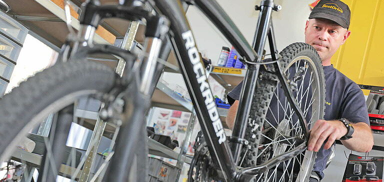 Professionnel réparant un vélo