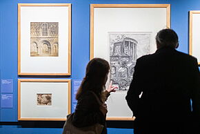 photo de personnes regardant un tableau