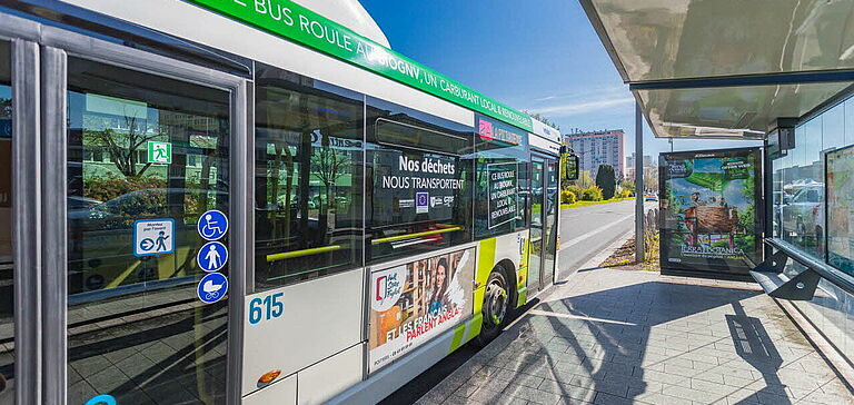 Bus à proximité d'un arrêt de bus