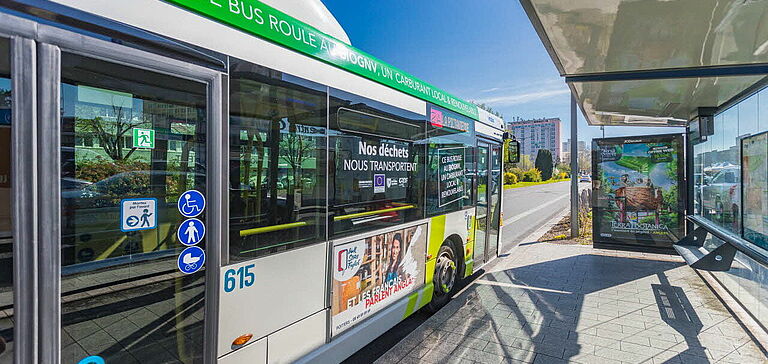 Bus à proximité d'un arrêt de bus