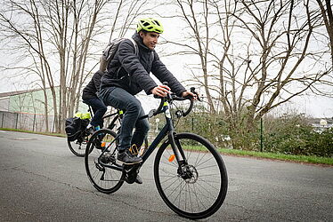 2 personnes faisant du vélo