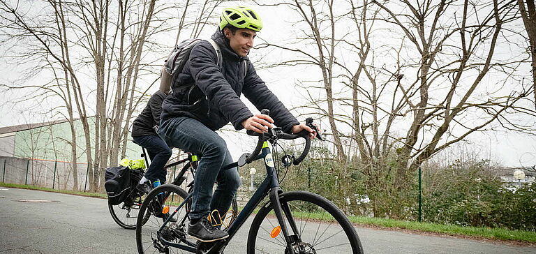 2 personnes faisant du vélo