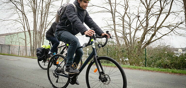2 personnes faisant du vélo