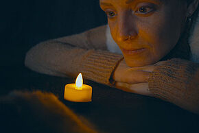 photo d'une femme regardant une bougie