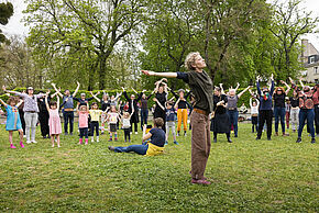photo Échauffement collectif de danse traditionnelle