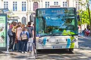 Photo de personne montant dans un bus Vitalis