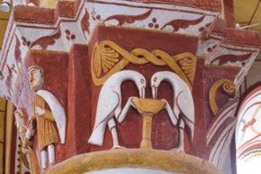 Colonne ornée d'oiseaux