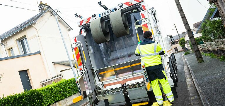 Camion poubelle arpentant les rues de Poitiers